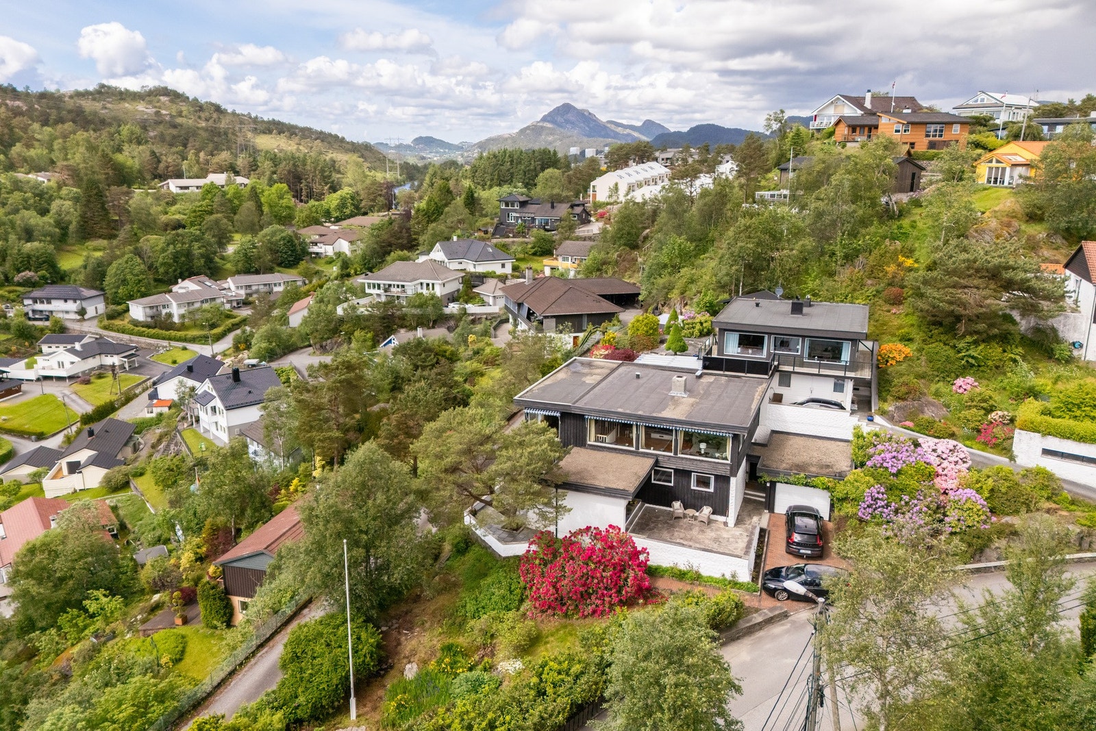 Her bor du i en populær skolekrets med kort vei til Søreide skole, barnehager, idrettsanlegg, dagligvarebutikker sjø og flotte turmuligheter. Galleribilde