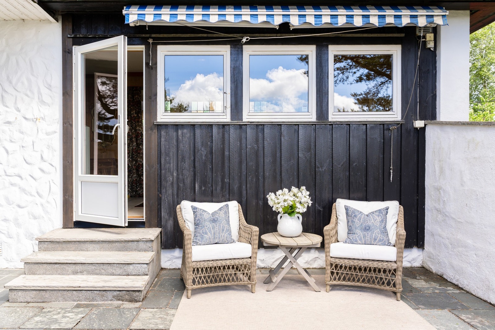 Uteplassene har god plass til å innrede med både spisegruppe, lounge-møbler og øvrige hagemøbler, og legger til rette for hyggelige sammenkomster med familie og venner. Galleribilde