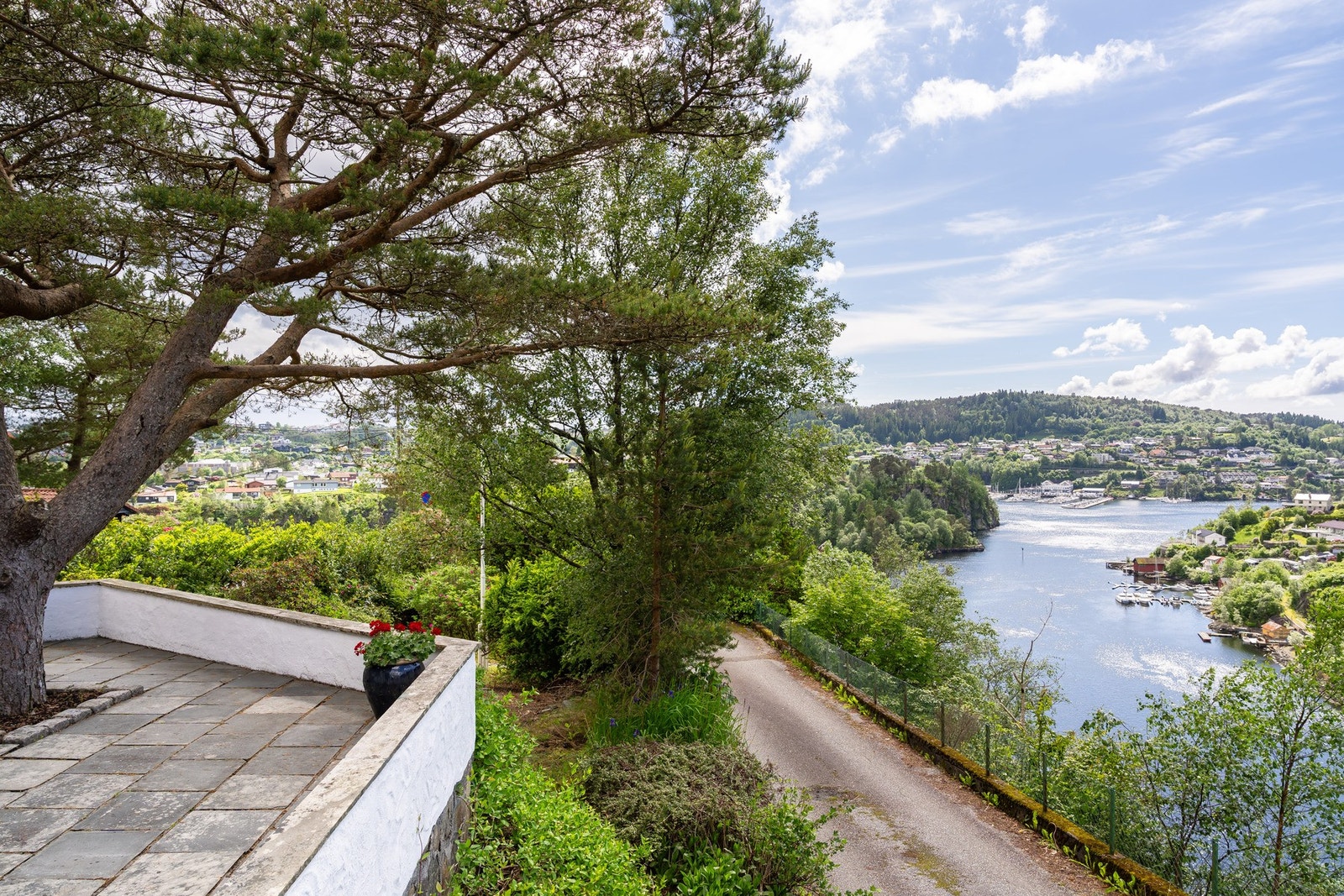 Fra de vestvendte uteområdene kan man nyte flotte utsiktsforhold over nærområdet, samtidig som de gode solforholdene gjør dette til et naturlig samlingspunkt i sommerhalvåret. Galleribilde