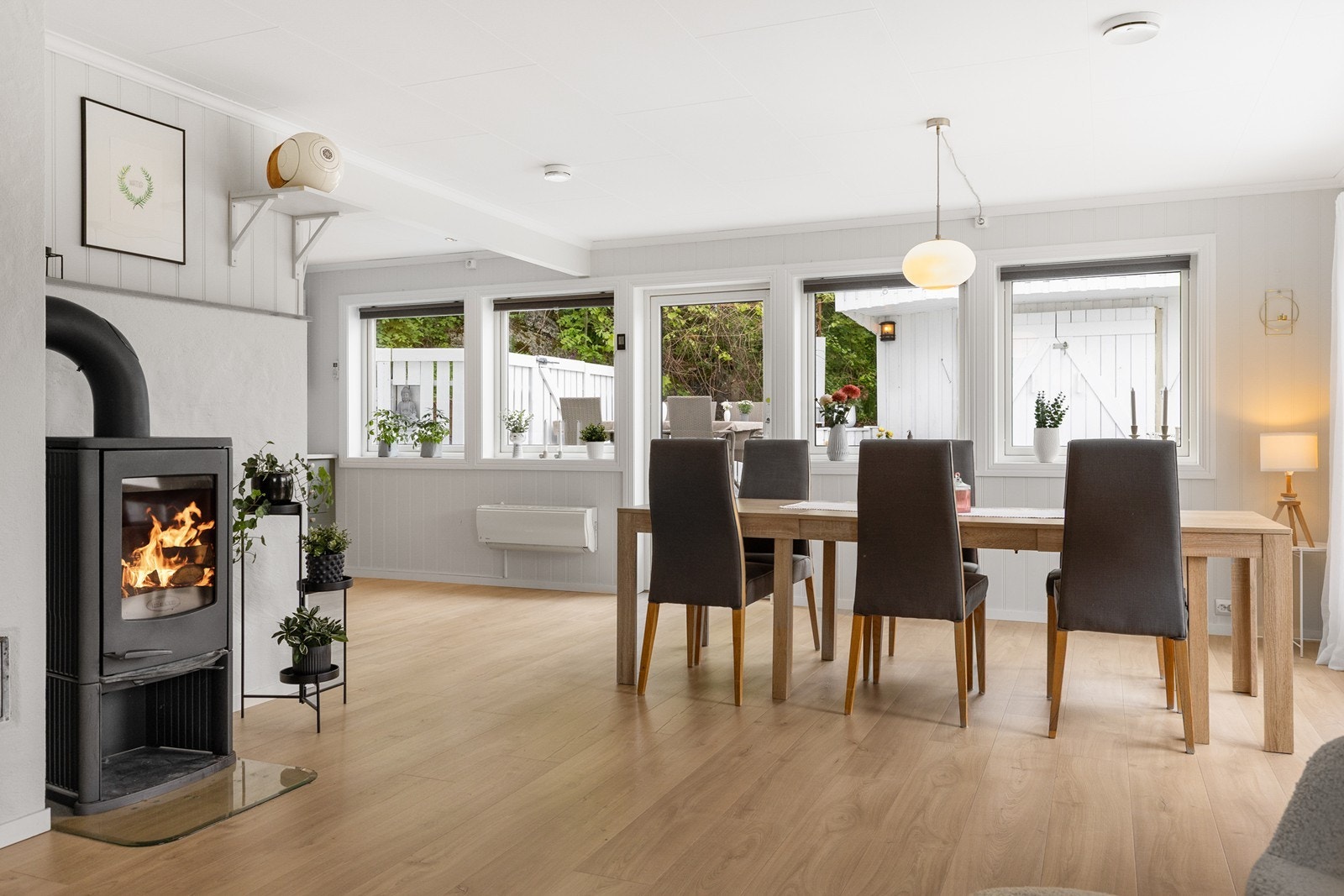 Boligen har en koselig peis smart plassert for optimal funksjon på de kaldeste vinterdagene. Galleribilde