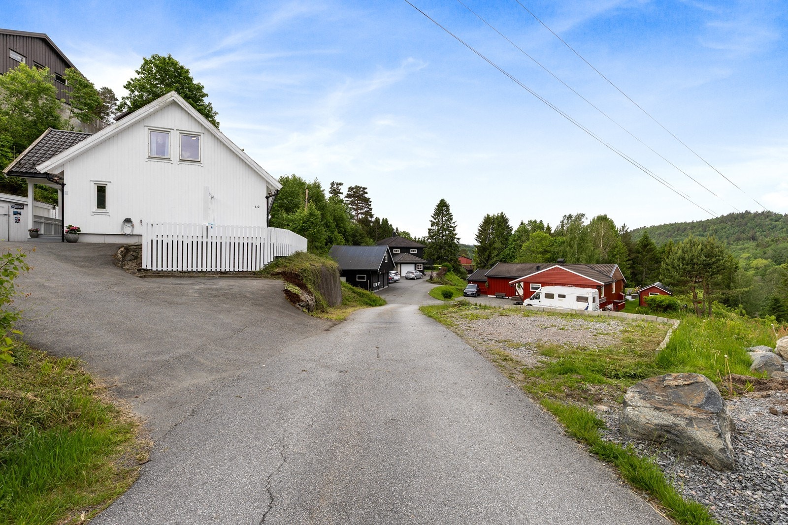 Det er en ekstra teige / eiendom som følger boligen. Den er smått opparbeidet til høyre i bildet, og brukes i dag som parkering. Galleribilde