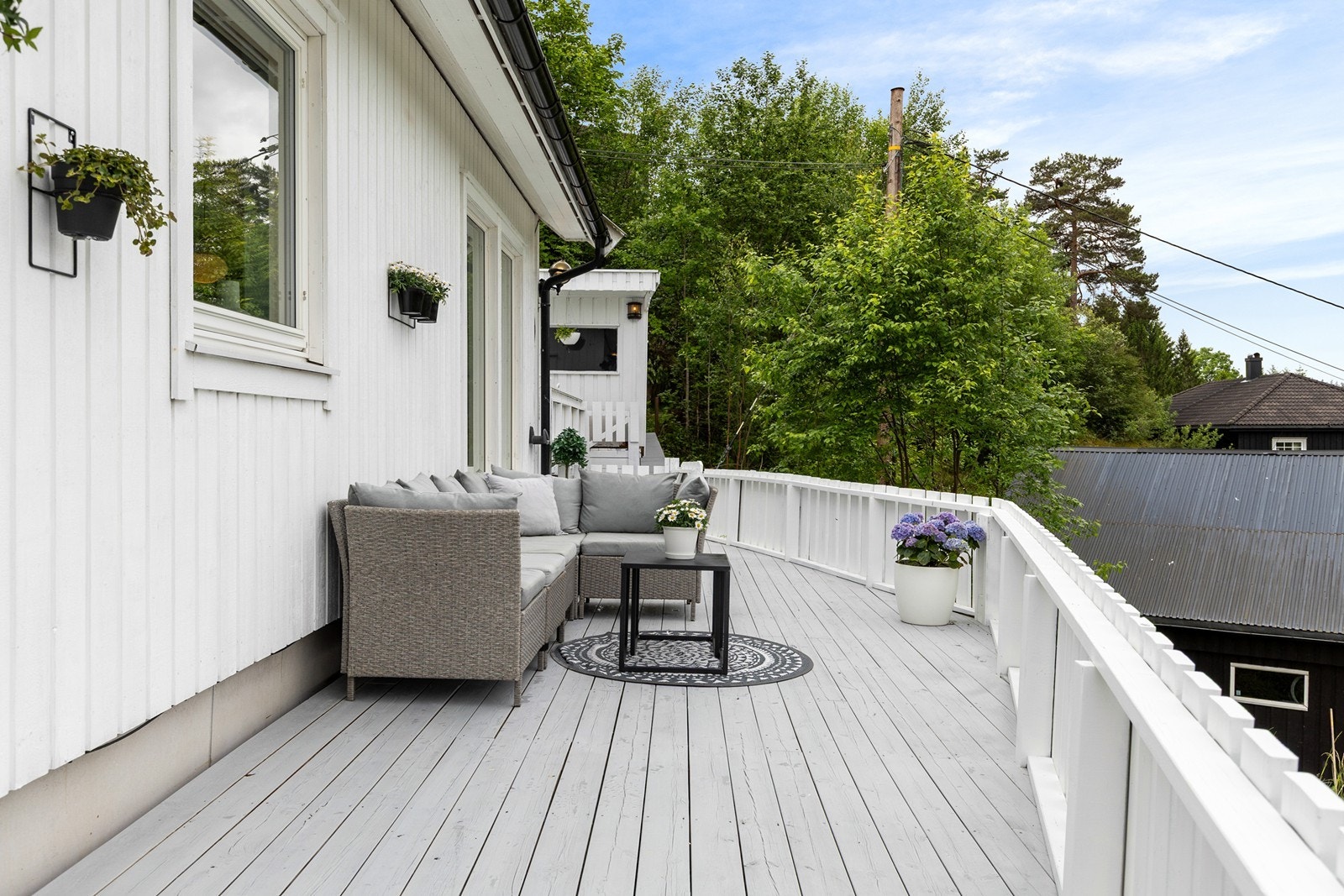 Foran boligen er det også terrasse. Her kan du nyte kveldssola til den går ned. Galleribilde