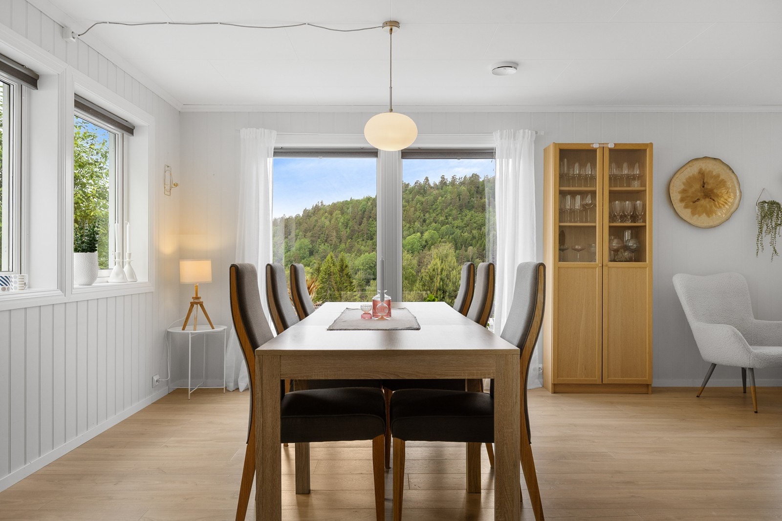 Store vinduer slipper inn rikelig med naturlig lys, og byr på flotte omgivelser som blir med inn i stua. Galleribilde
