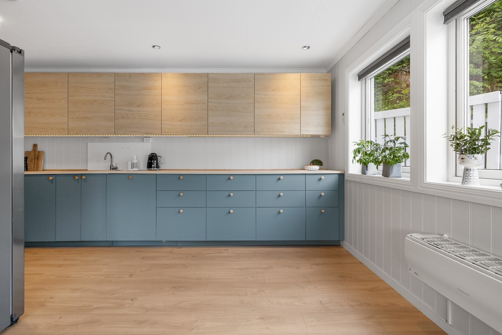 Med en romslig åpning har man full kontroll på stua når kjøkkenpliktene kaller. Perfekt for småbarnsfamilien eller sosiale sammenkomster. Galleribilde