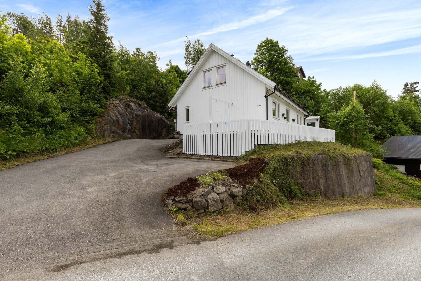 Boligen ligger fint til på en høyde med usjenerte uteområder og gode solforhold. Galleribilde