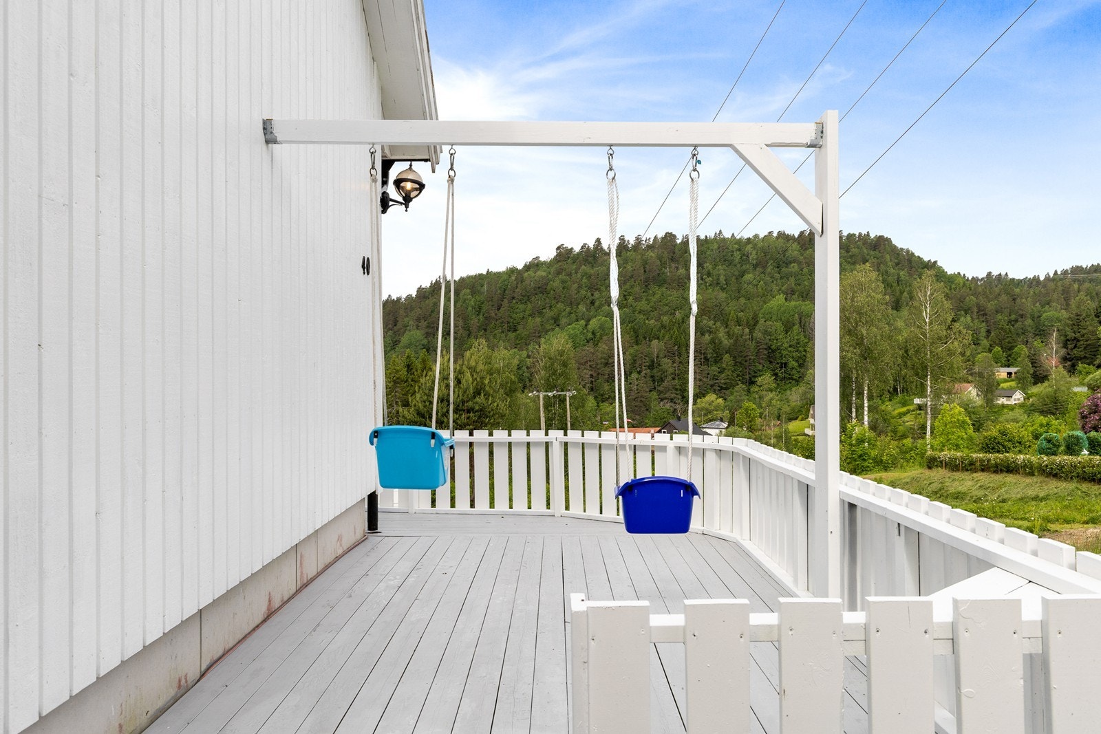 Eiendommen er godt utnyttet og har terrasse rundt 3 av 4 vegger. Galleribilde