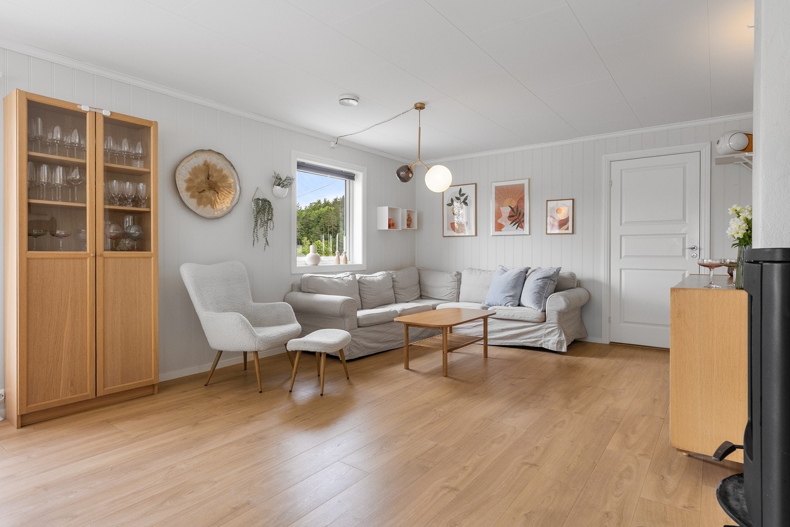 Stua er romslig og har veldig god plass til tilleggsmøblement. Galleribilde