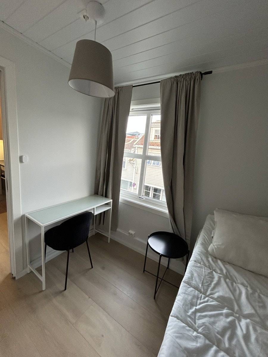 Soverom 1 med skrivebord og stort vindu Galleribilde