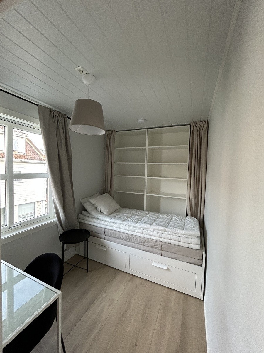 Soverom 1 med god oppbevaringsplass bak seng Galleribilde