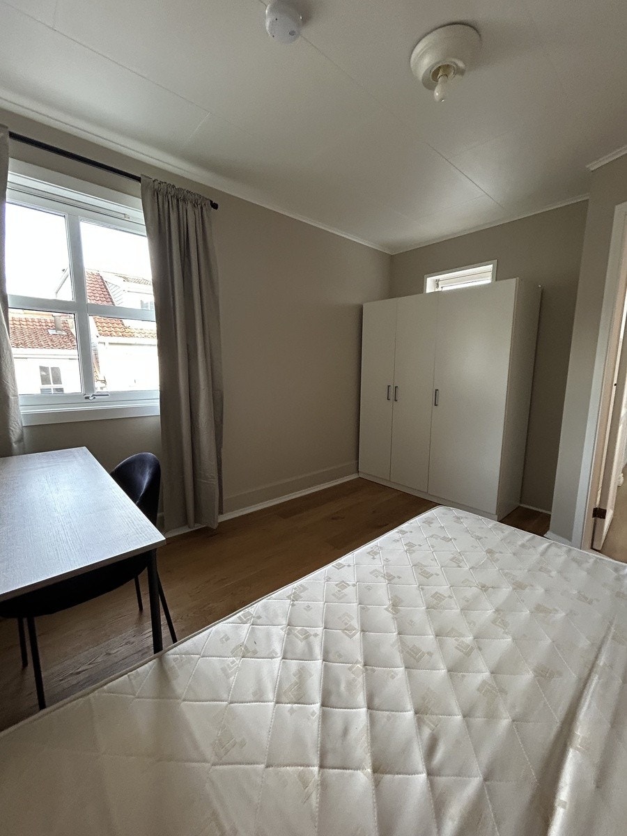 Soverom 2 med godt med skapplass Galleribilde