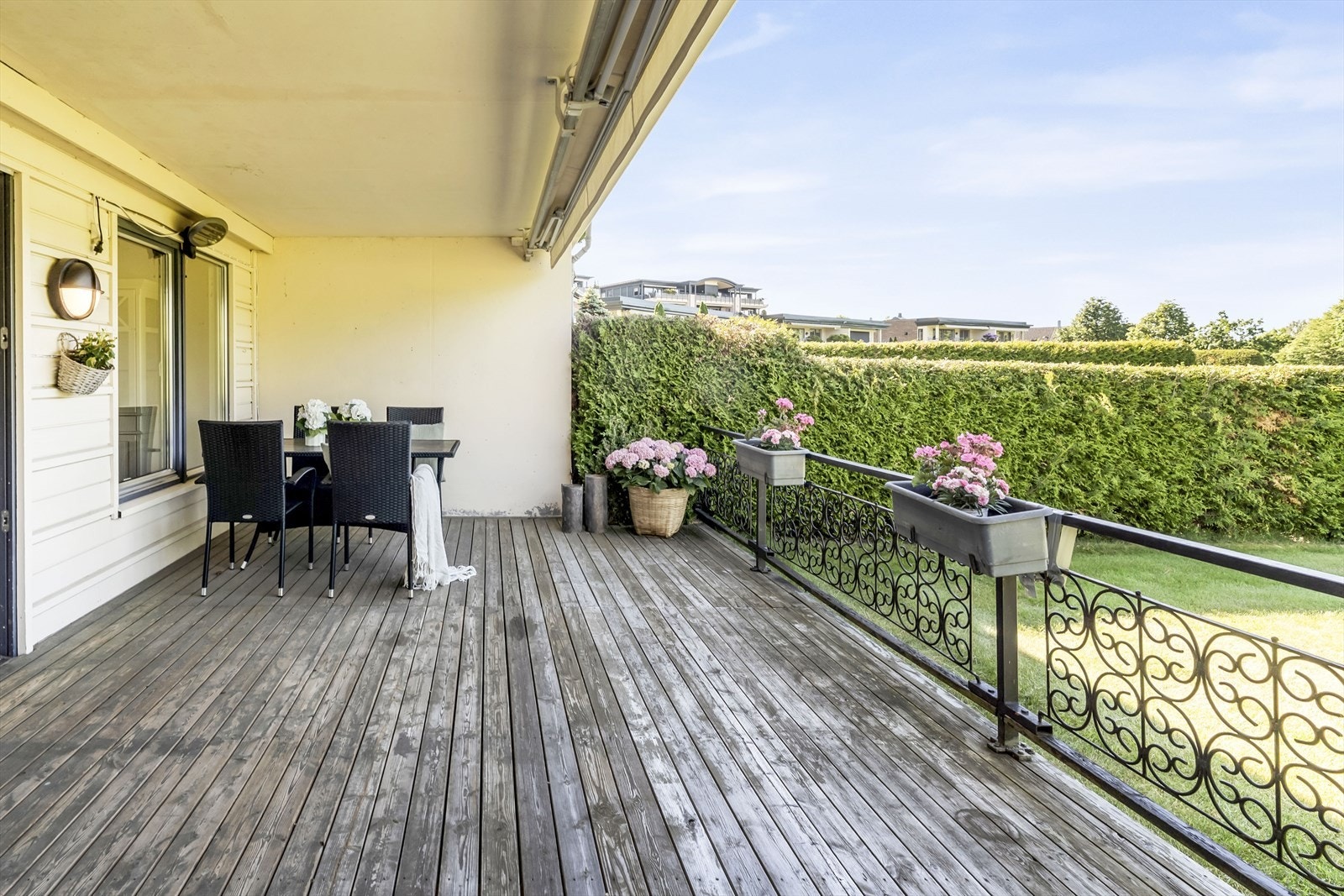 Pent smijernsgjerde skiller terrassen fra hagen. Galleribilde