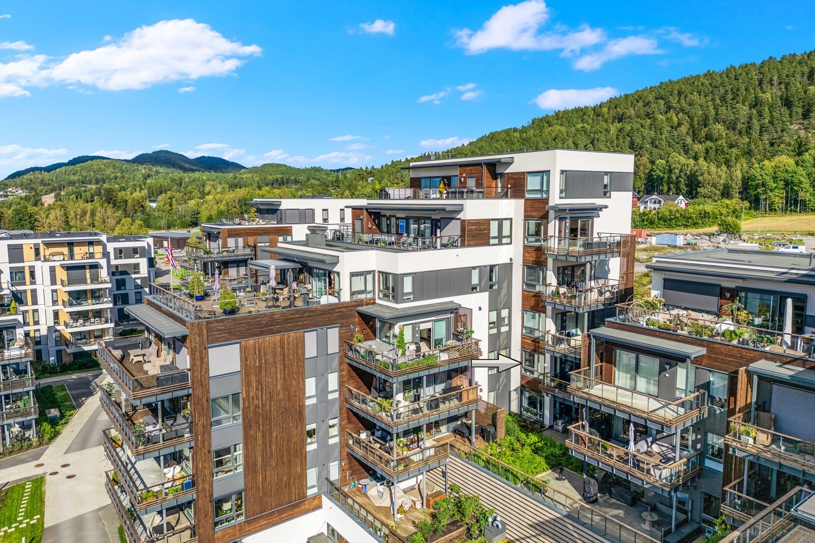 Eiendommen ligger i et moderne leilighetskompleks med umiddelbar nærhet til sjøen. Galleribilde