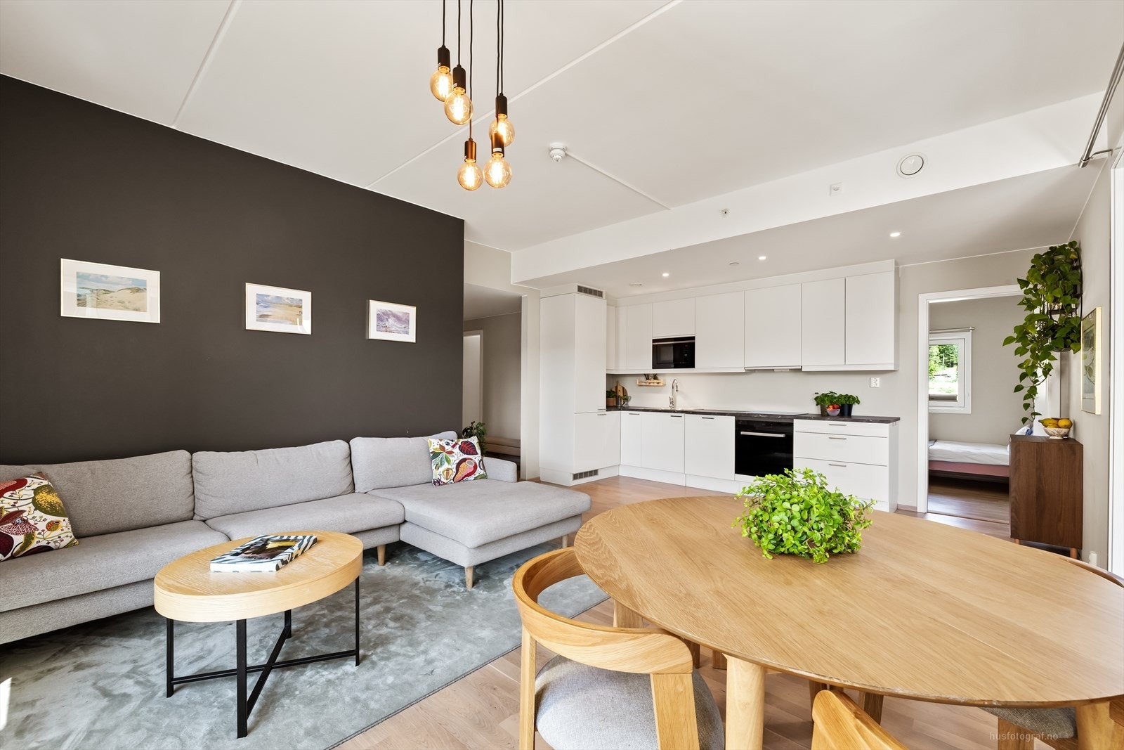 Stuen har plass til både en romslig sofagruppe og spisebord. Balansert ventilasjon sikrer et sunt inneklima. Galleribilde