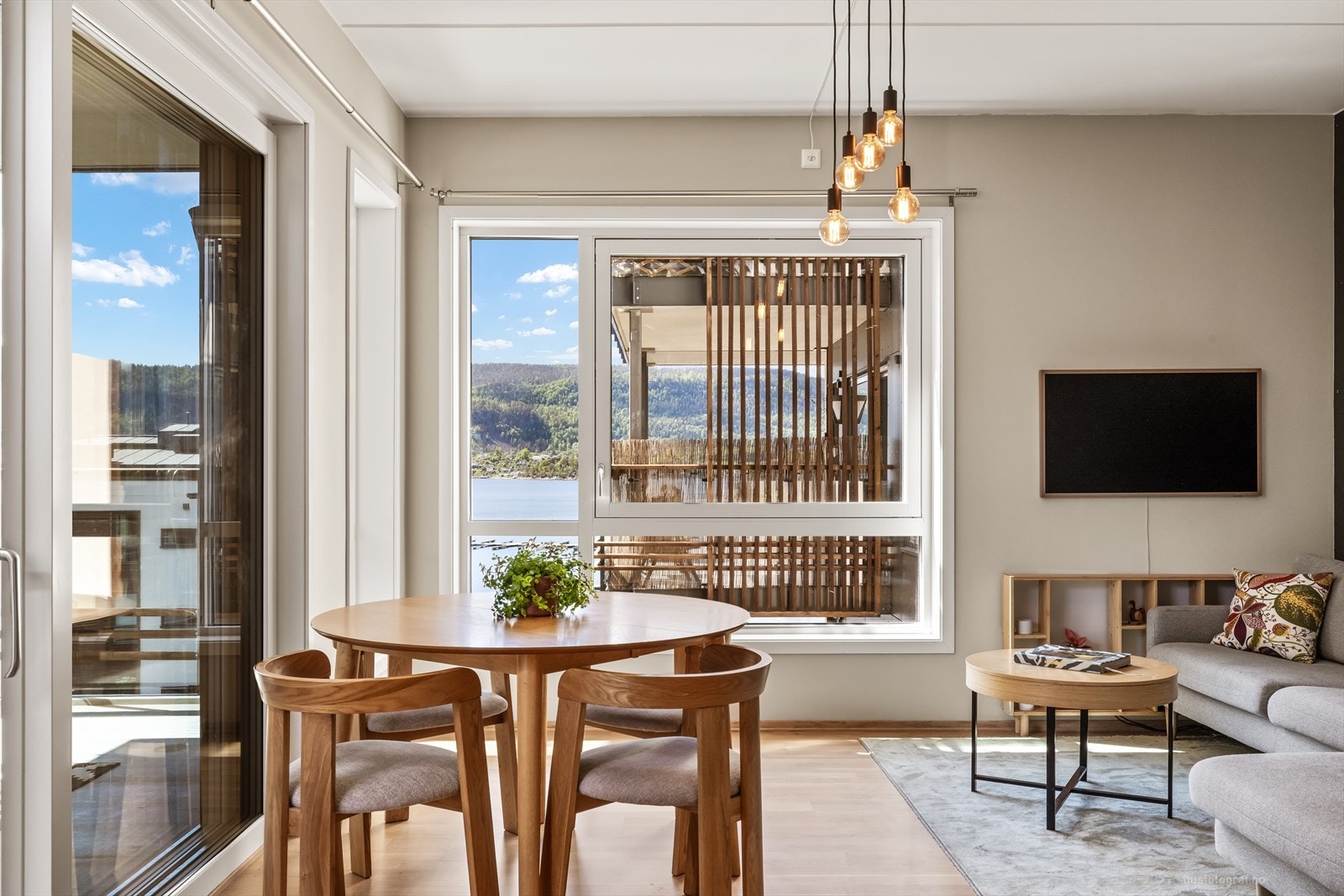 Spiseplassen er naturlig plassert ved vinduet, som en del av den åpne og sosiale sonen. Galleribilde