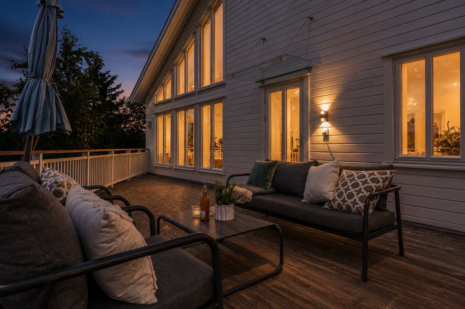 Uteområdene betår av terrasser, steinlagte områder, lettestelte bed med blomster Galleribilde