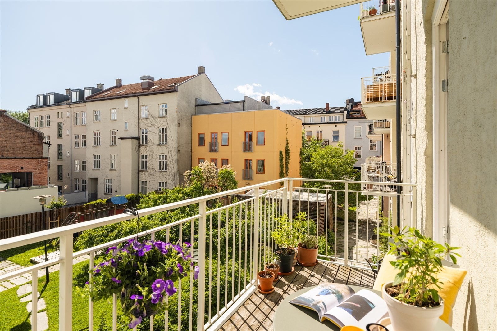 - Leiligheten har en flott balkong med fabelaktige solforhold og grønt og frodig utsyn mot meget idyllisk bakgården - Galleribilde