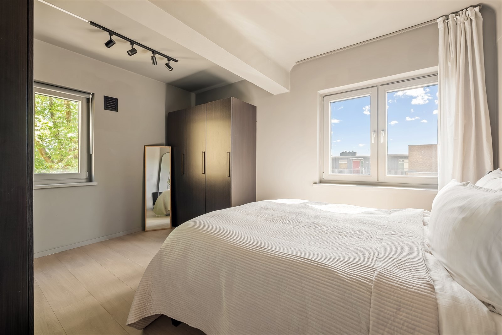God plass til stor seng og rikelig med garderobe. Galleribilde