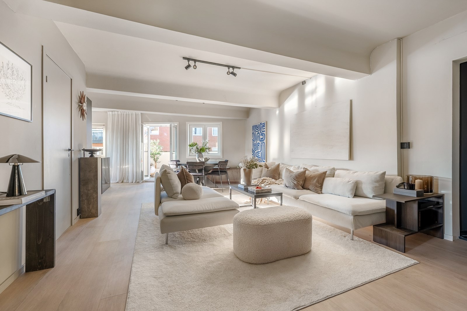 Legg merke til det lekre sollyset som skinner inn på veggene her - nydelig i 4. etasje og vinduer på rad og rekke. Galleribilde