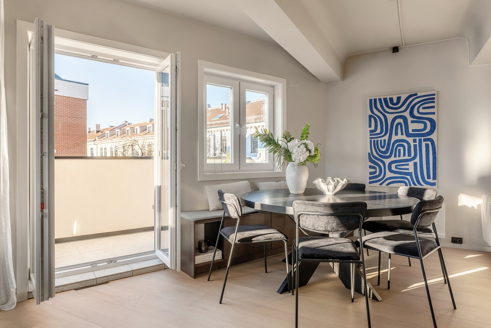 Med plassbygd benk og stort spisebord kan du invitere alle dine venner over på et deilig måltid. Galleribilde