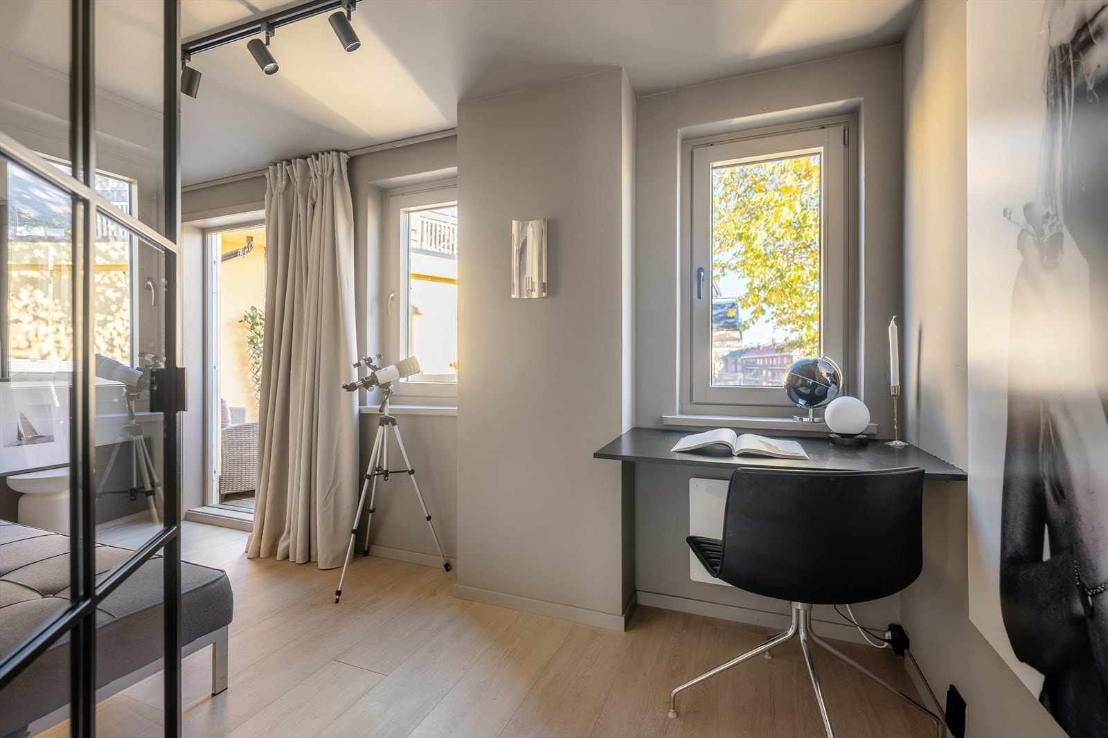 Leiligheten har 3 gode soverom. Det ene blir i dag brukt som kontor/gjesterom. Galleribilde