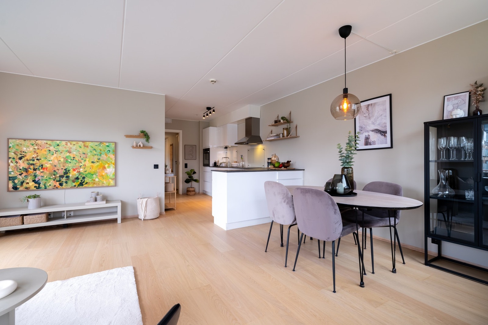 Boligens stue- og kjøkken er i en åpen løsning, og gir med det et luftig og sosialt oppholdsrom. Galleribilde