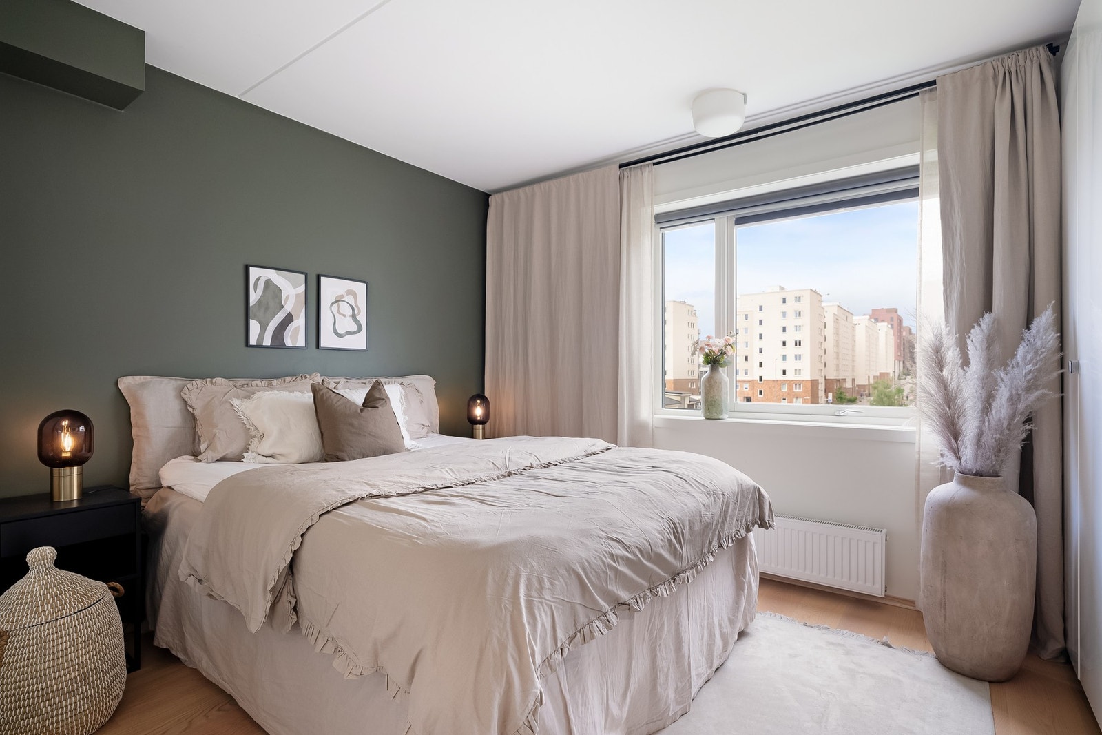 Leiligheten har i alt tre soverom med fine fargevalg på vegger og parkett på gulv. Galleribilde