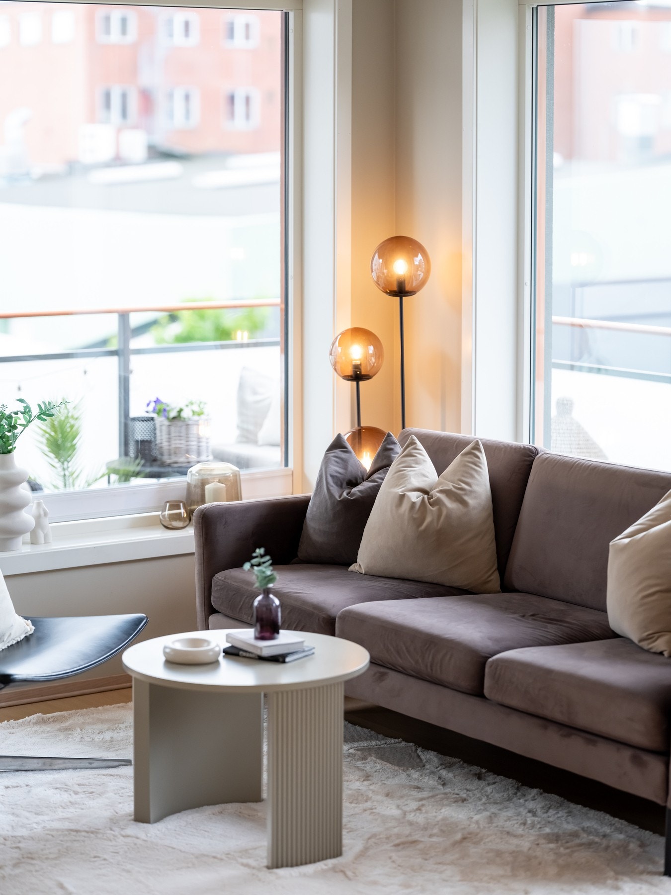 Stuen har god plass til sofa, salongbord og tilhørende mediemøblement. Galleribilde