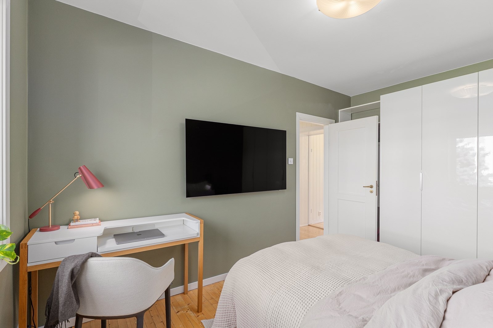 Det er god plass til både garderobeløsning og hjemmekontorplass dersom ønskelig. Galleribilde