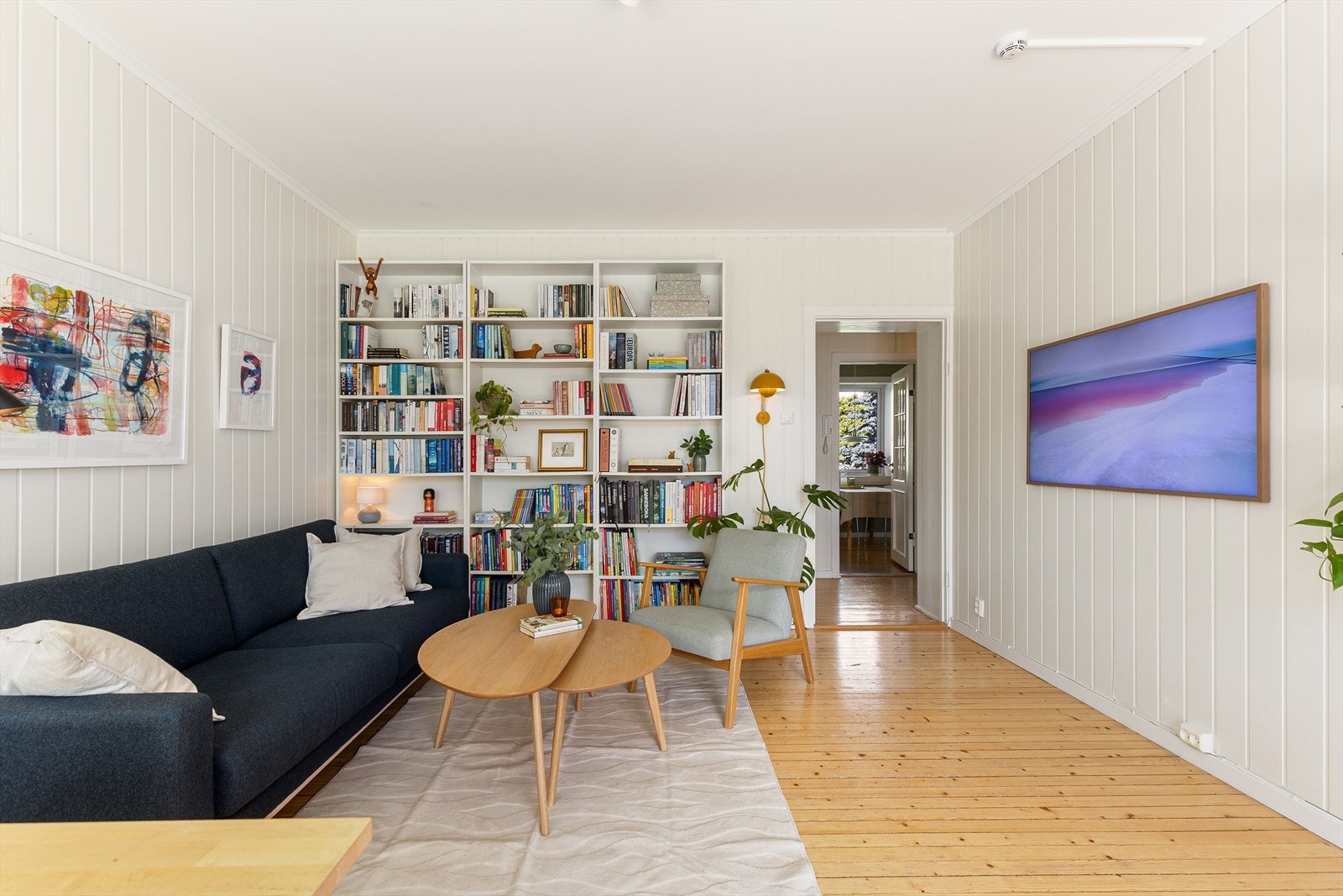 Rommets størrelse gjør det enkelt å etablere flere soner for både avslapning, lesing og sosialt samvær. Galleribilde