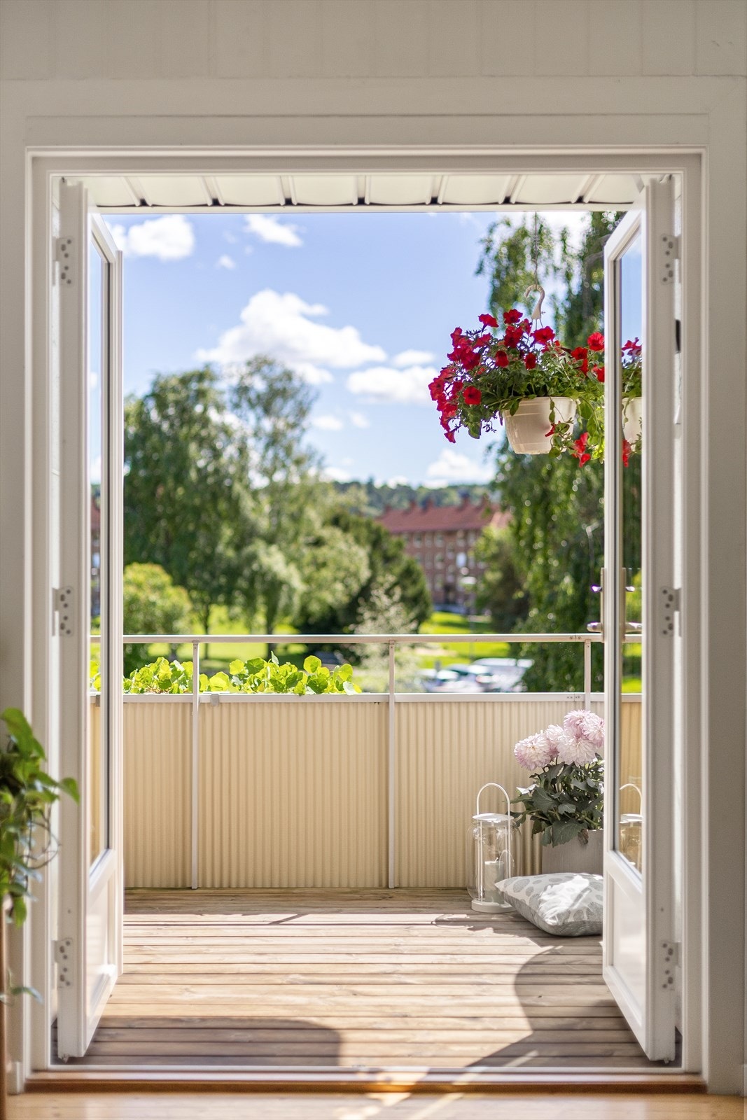 De doble balkongdørene slipper inn ekstra lys og forsterker den luftige romfølelsen. Galleribilde
