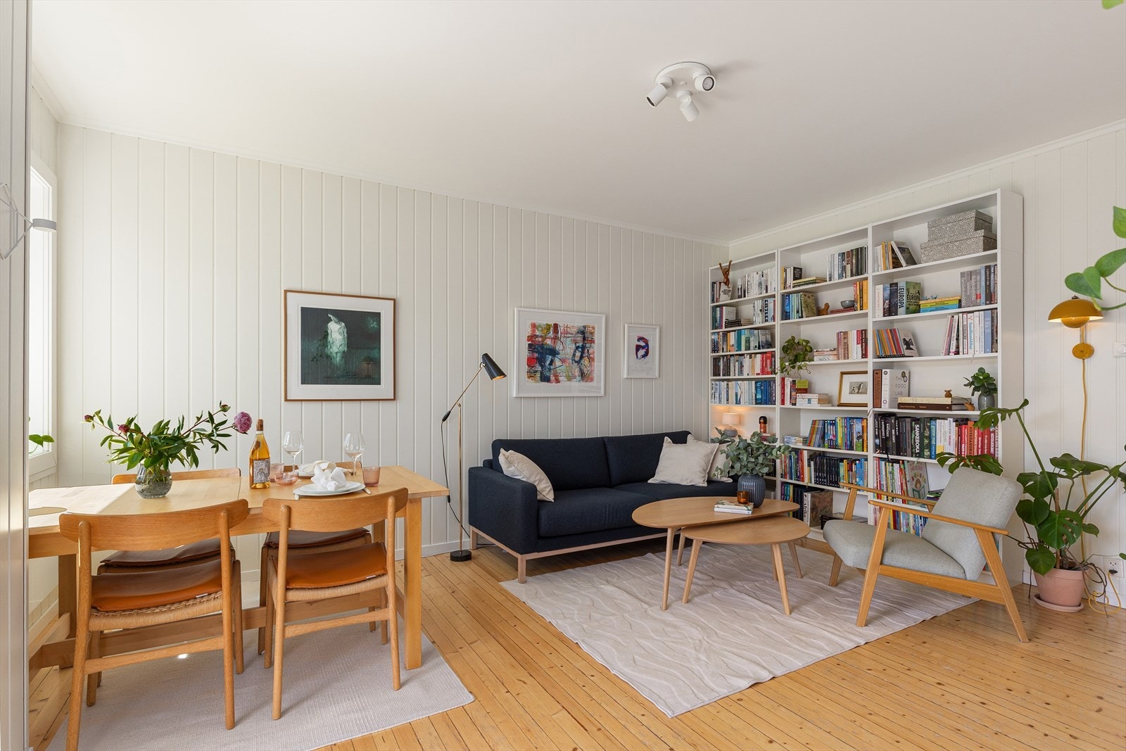 Rommet har en naturlig og funksjonell planløsning med god plass til både sofagruppe og spisebord, noe som gjør det enkelt å innrede etter egne behov. Galleribilde