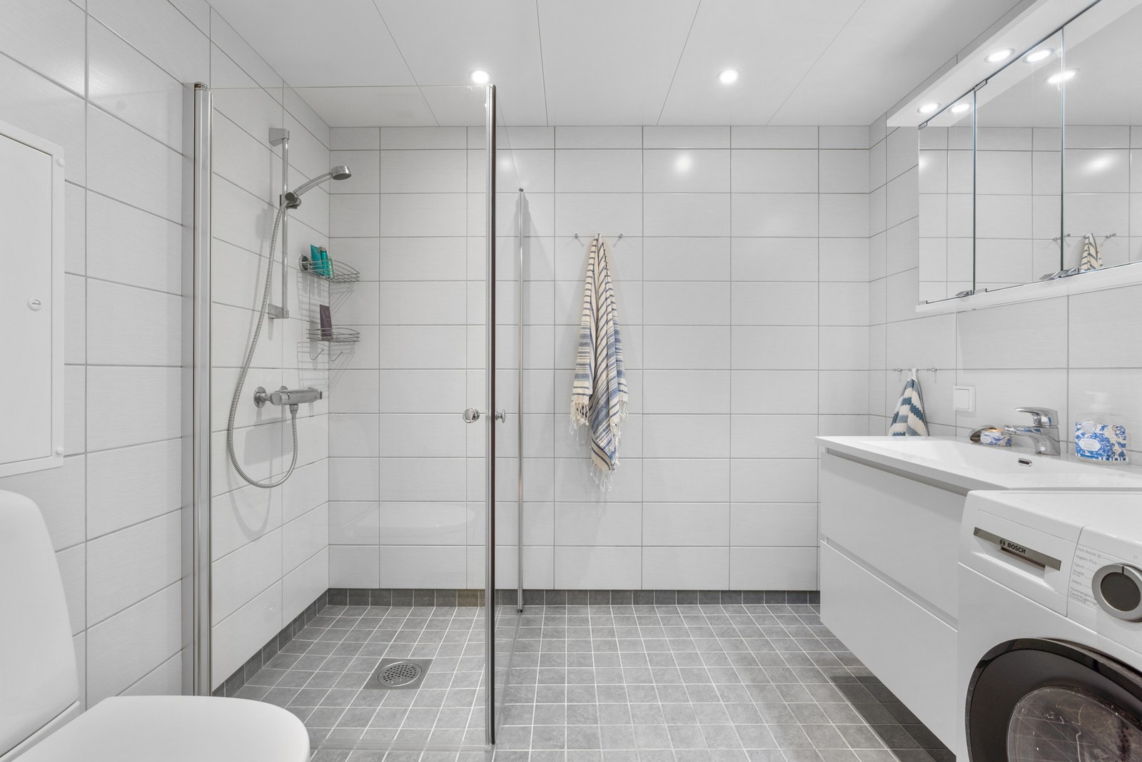 Praktisk og romslig baderom med tilgang fra gangen. Galleribilde