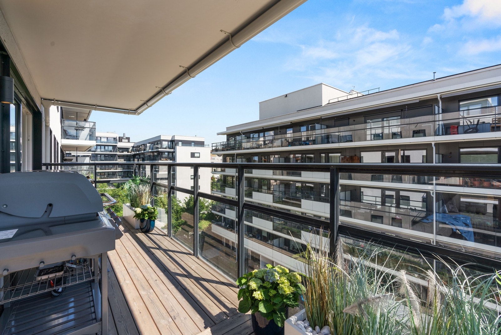 Balkongen har en fin størrelse og gir plass til både loungegruppe, spisebord og grill. Galleribilde