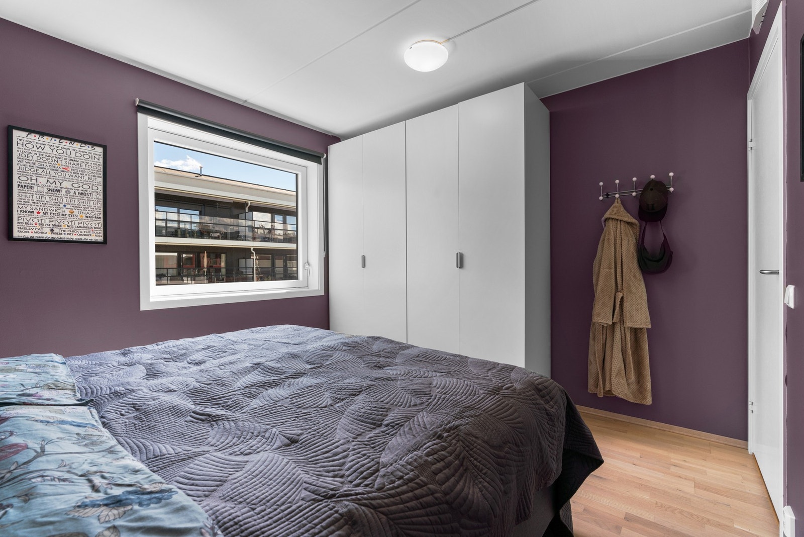 Rommet er innredet med garderobeløsning. Galleribilde
