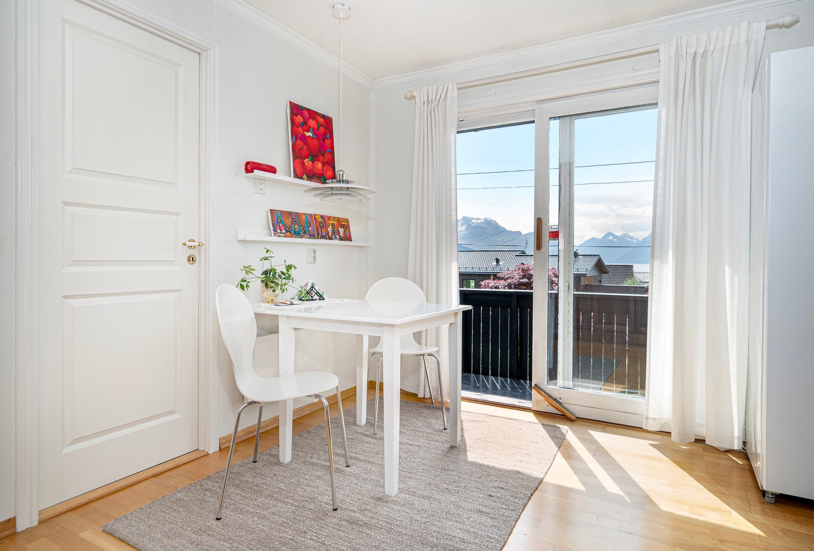 Adkomst ut fra kjøkken. Galleribilde