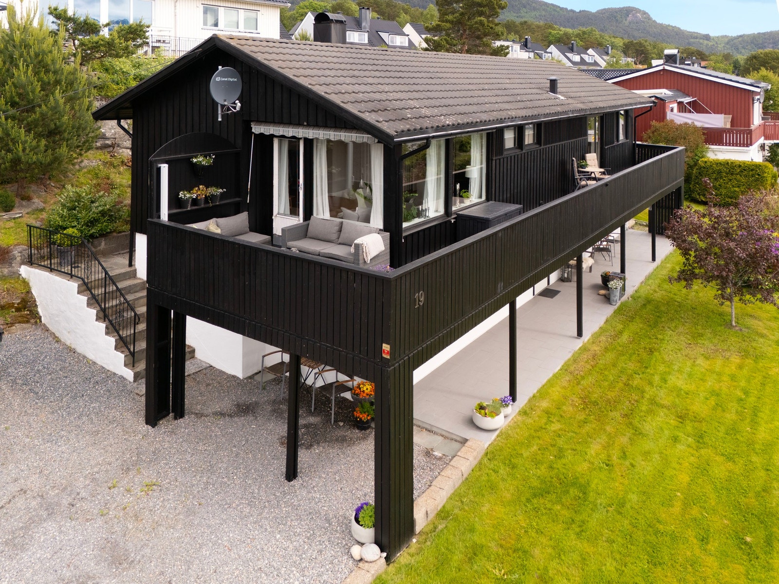 Utvendig trapp av betong/ mur opp til baksiden av boligen. Galleribilde