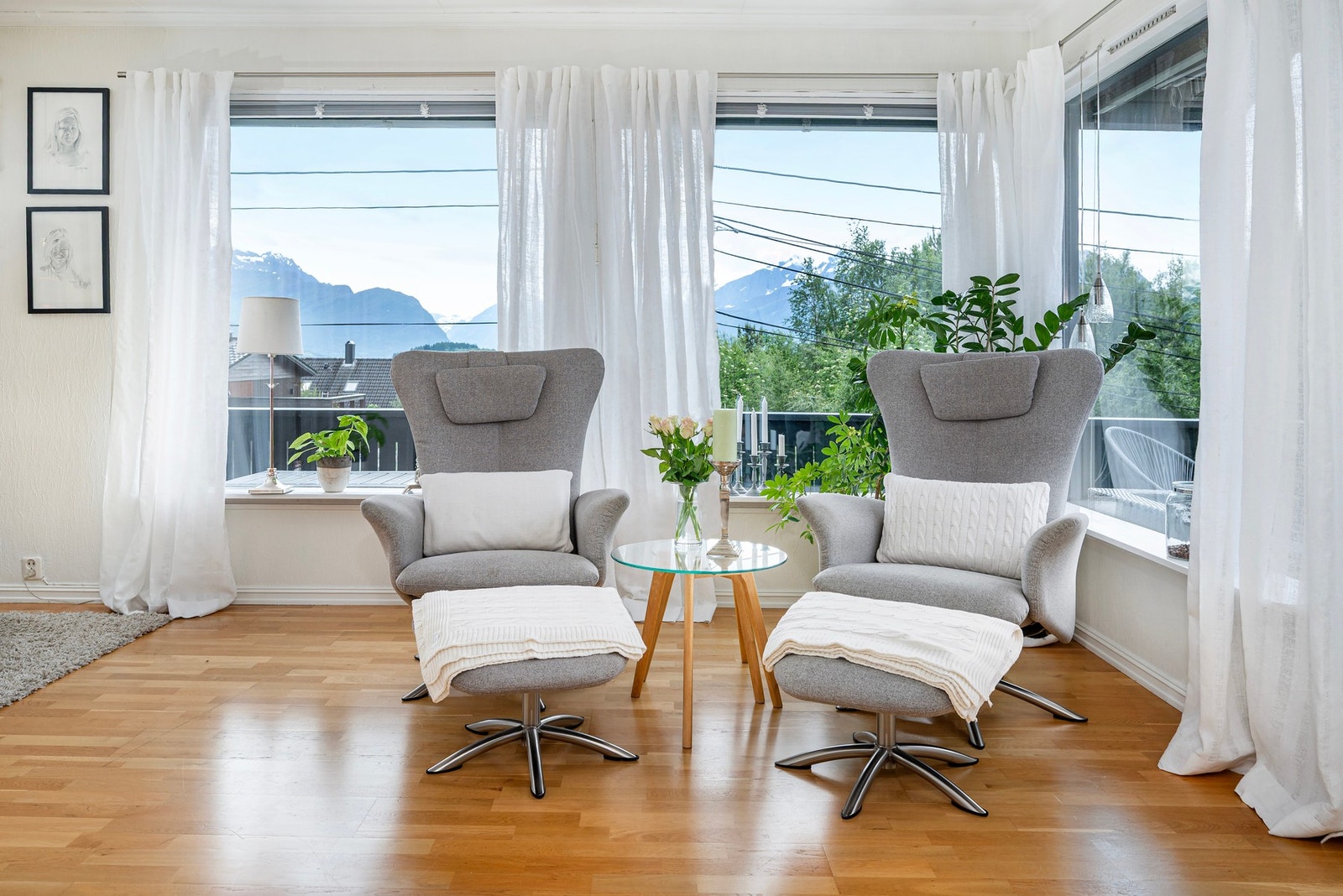 Store vindusflater slipper inn mye naturlig lys. Galleribilde