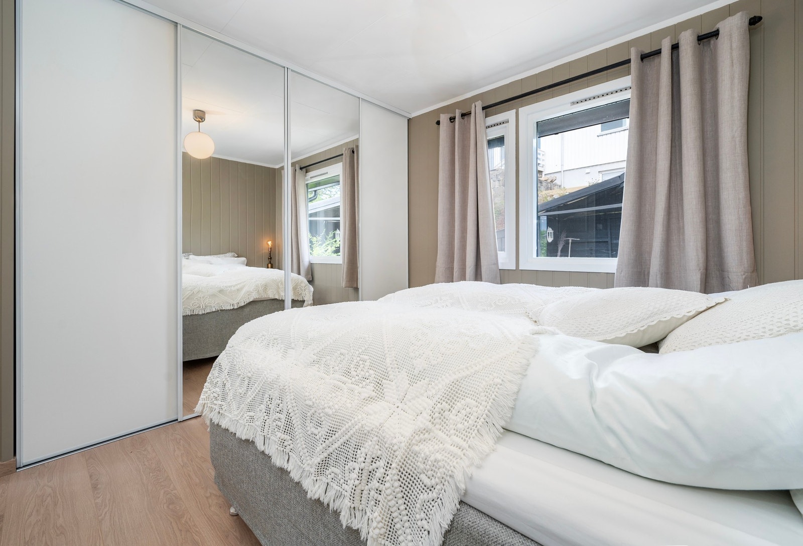 God plass til romslig garderobe. Galleribilde