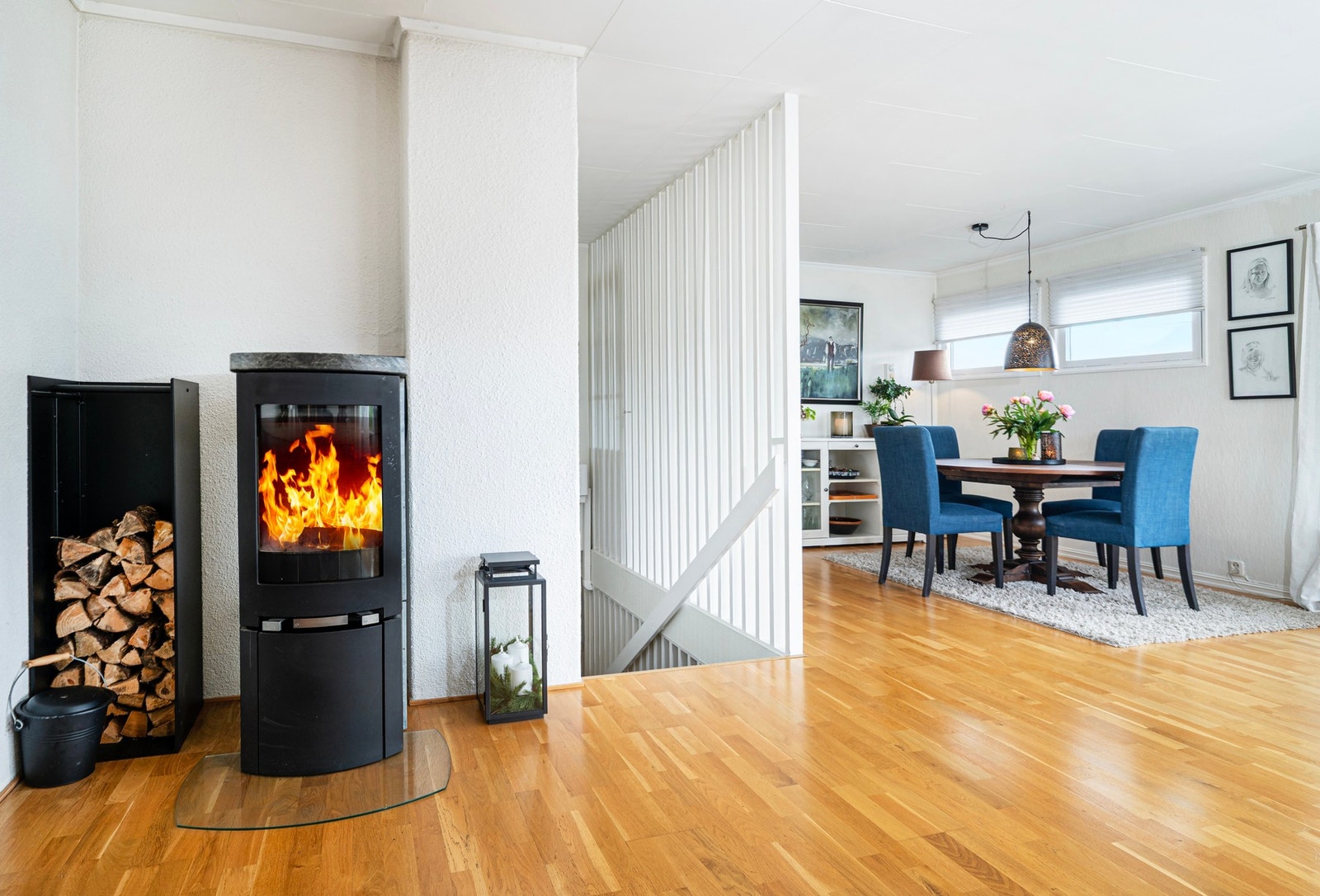 Vedovn i stue som sikrer både varme og hygge. Galleribilde