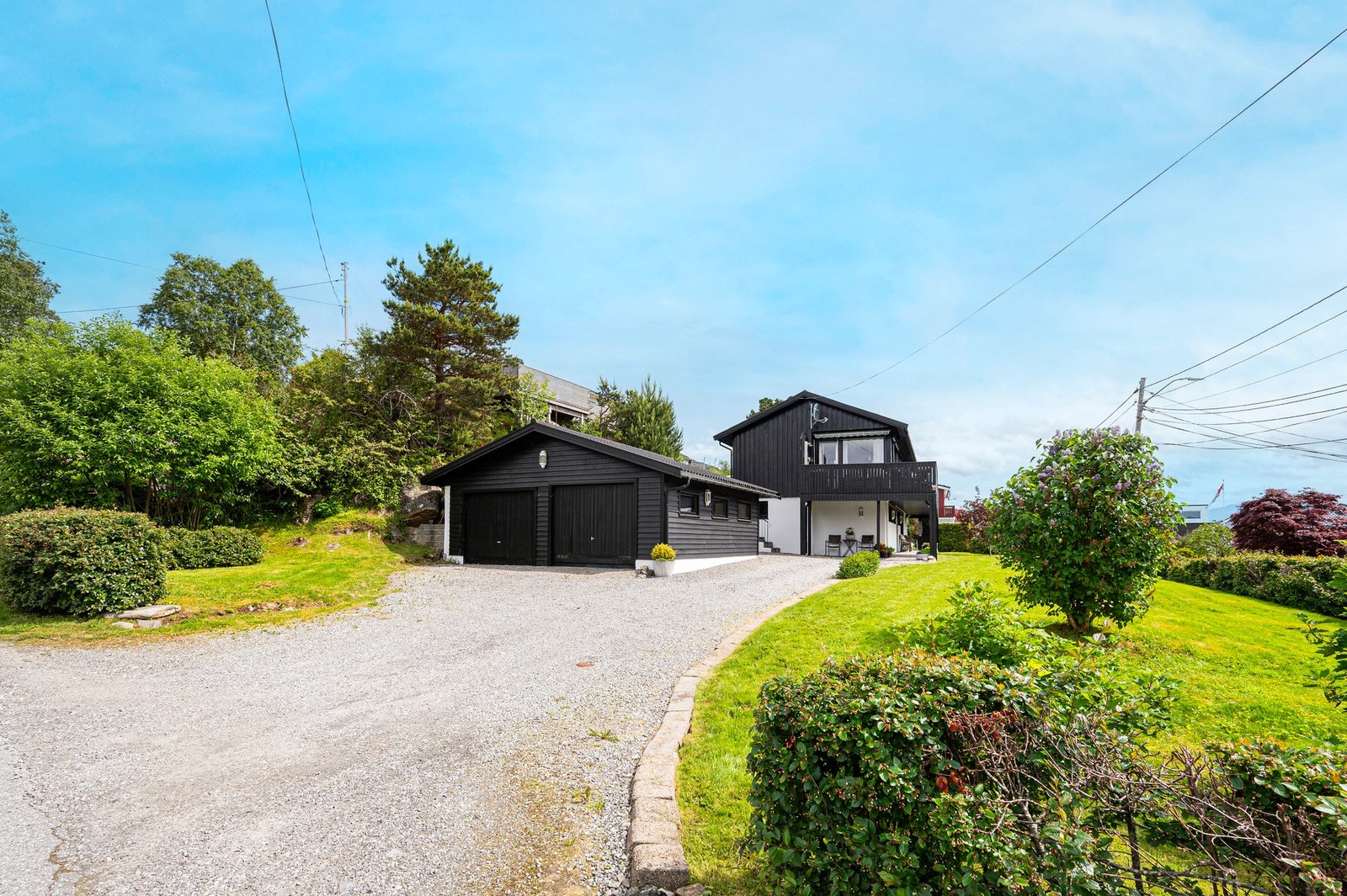Flott opparbeidet tomt med bl.a. utestue, terrasse og garasje. Galleribilde
