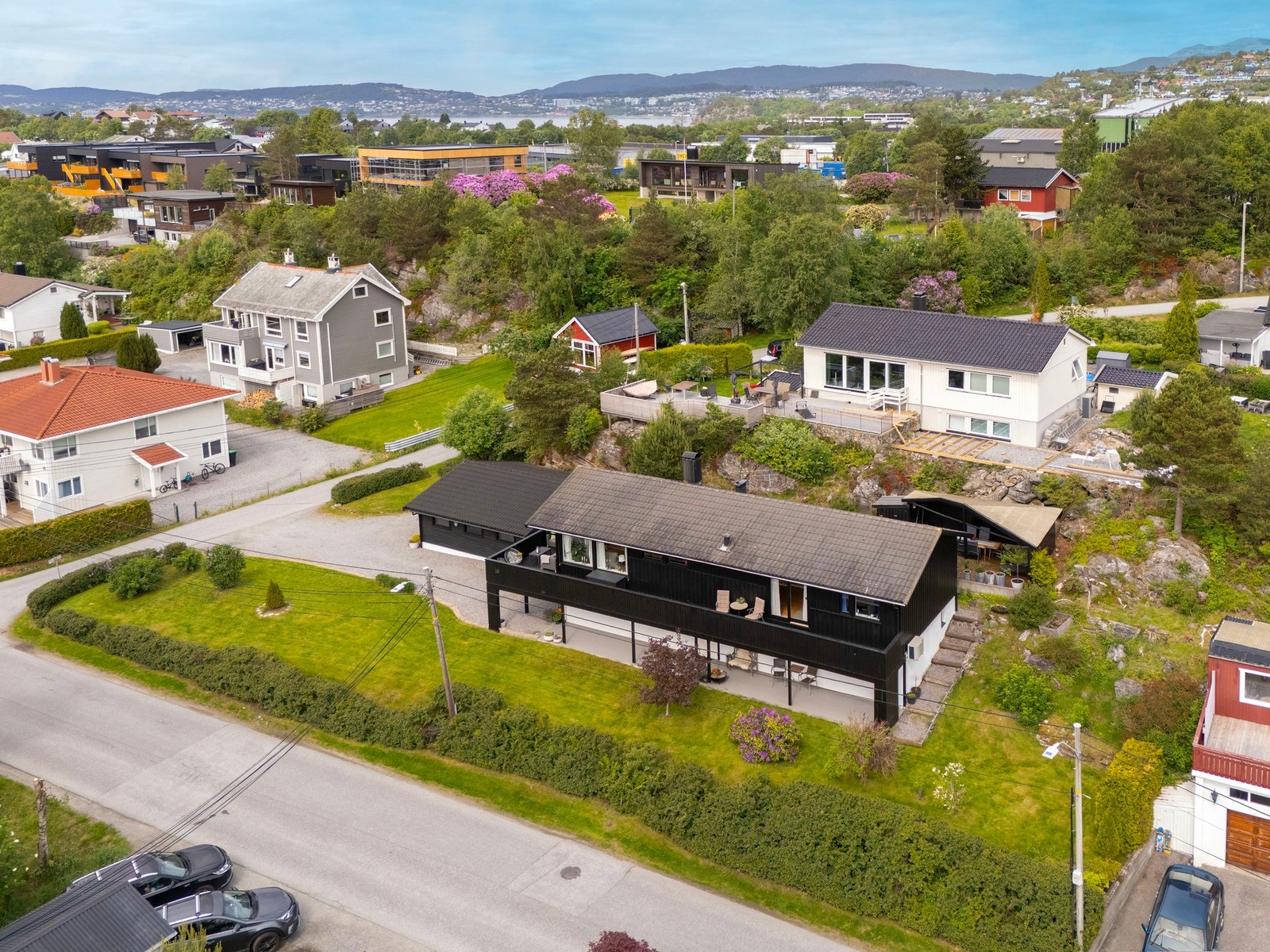 Flotte uteområder med gjennomført opparbeidelse, utestue og balkong. Galleribilde