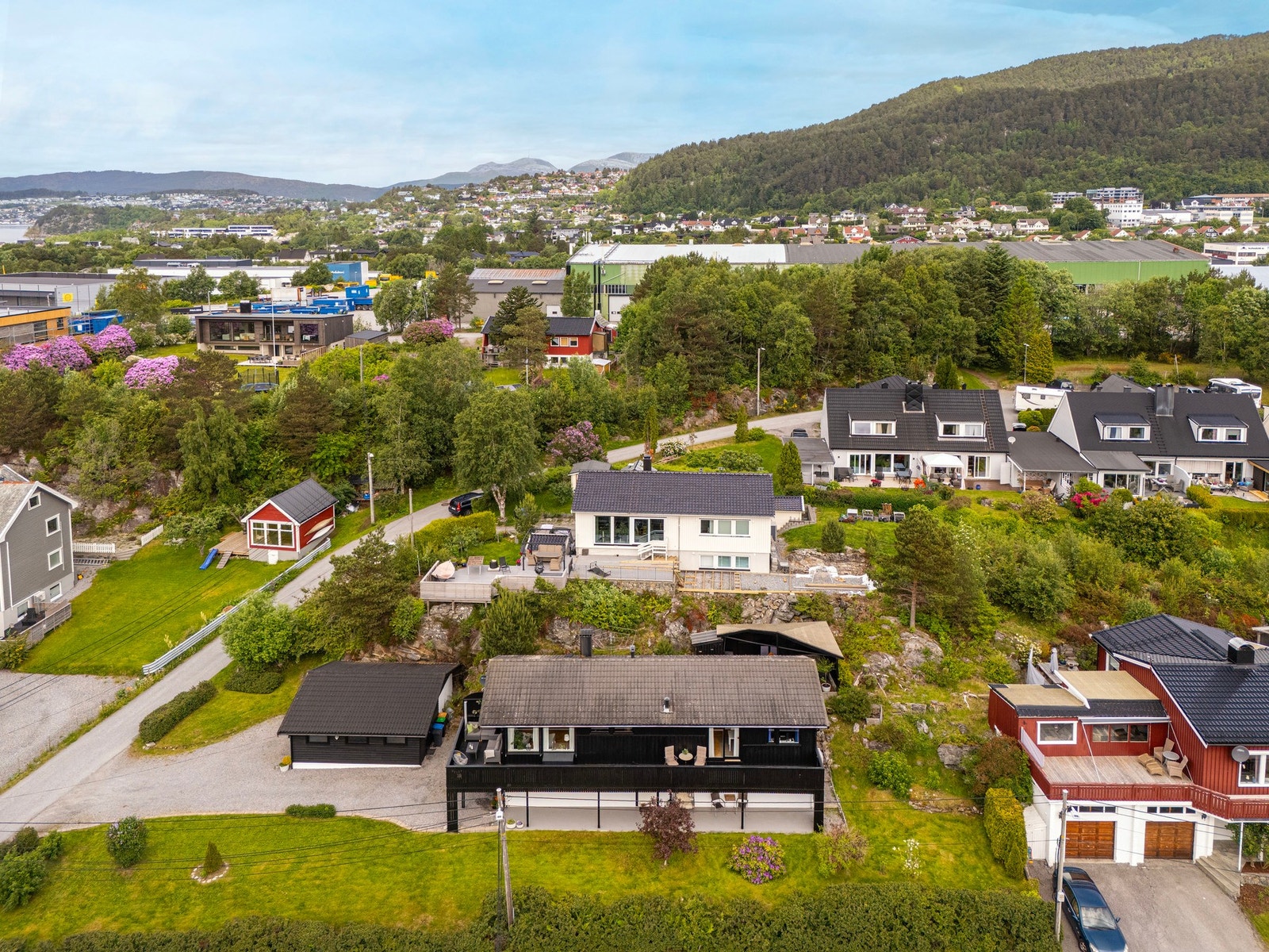 Fra boligen er det kort gangavstand til barnehage, barneskole, bussforbindelser og flotte turområder. Galleribilde