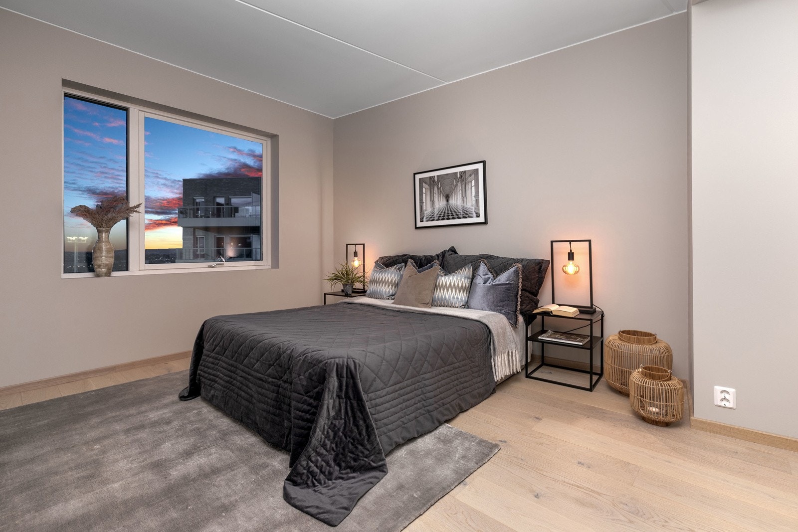 Meget pent hovedsoverom med god plass til dobbeltseng og garderobeinnredning. Galleribilde