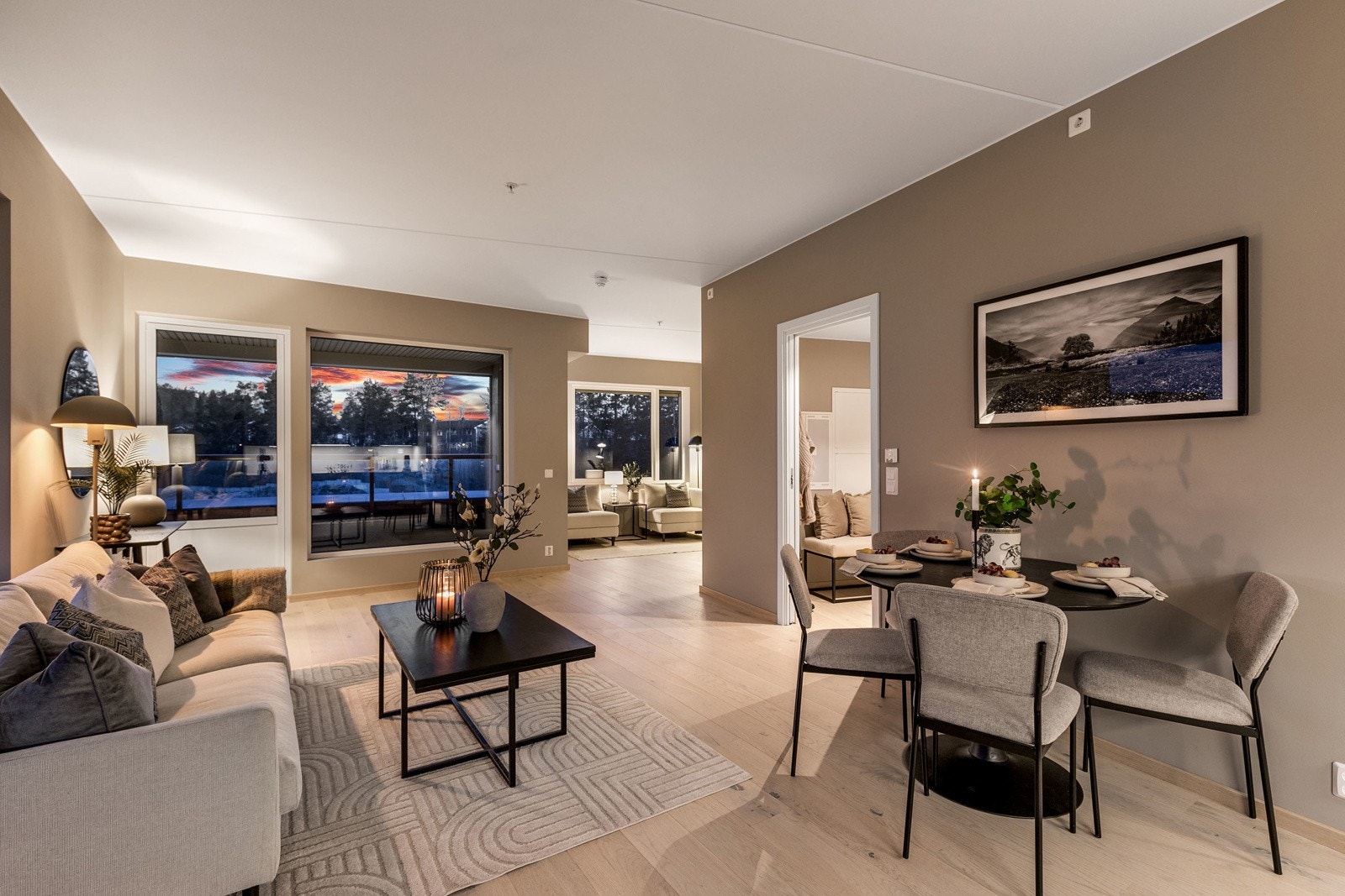 Inneholder bla. en stor stue m/ stor privat takterrasse på hele 37 kvm, stilrent kjøkken m/avsatt plass til hvitevarer, to delikate bad samt to soverom. Galleribilde