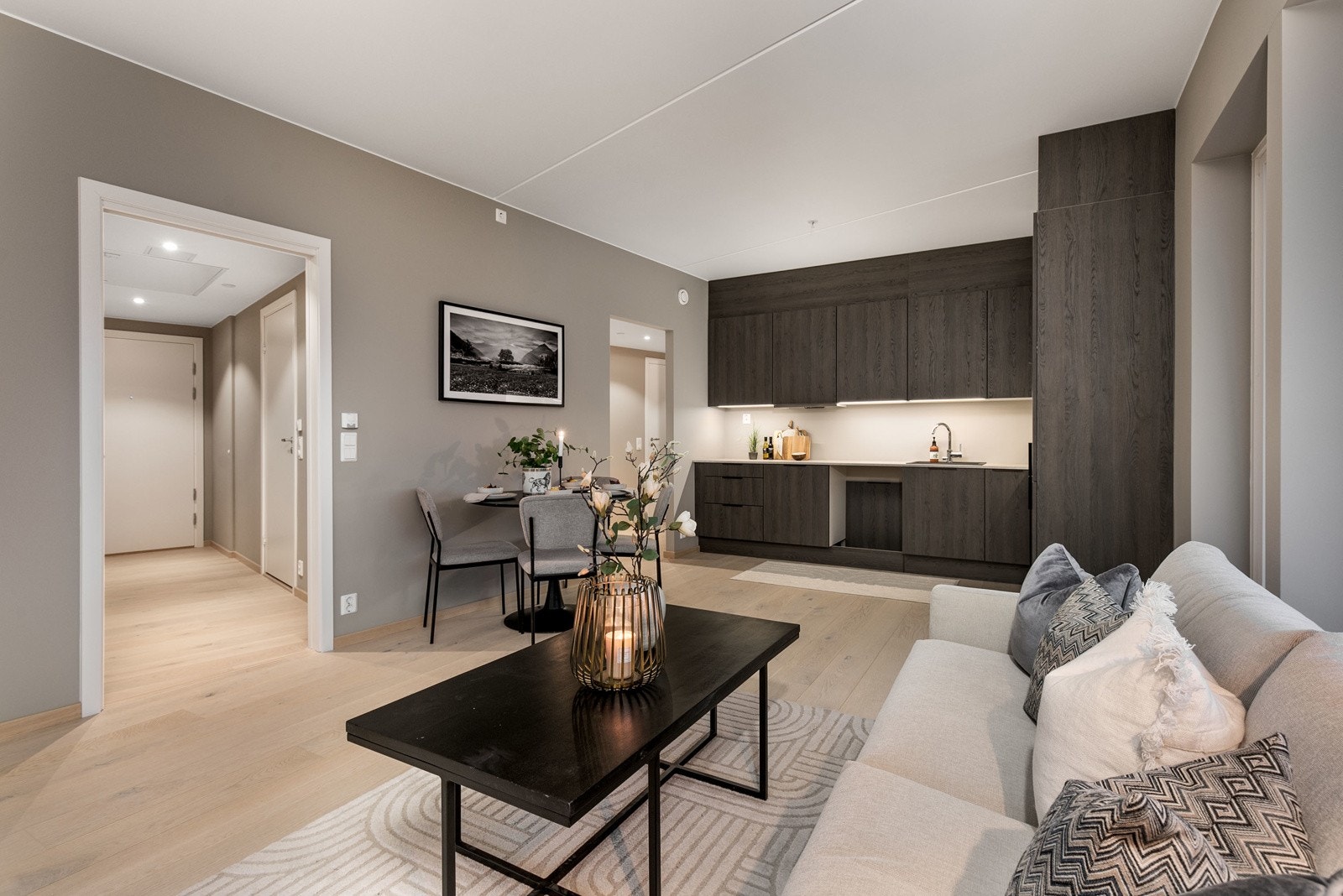 Stilrent kjøkken med avsatt plass til integrerte hvitevarer, fra HTH av type Mood. Galleribilde
