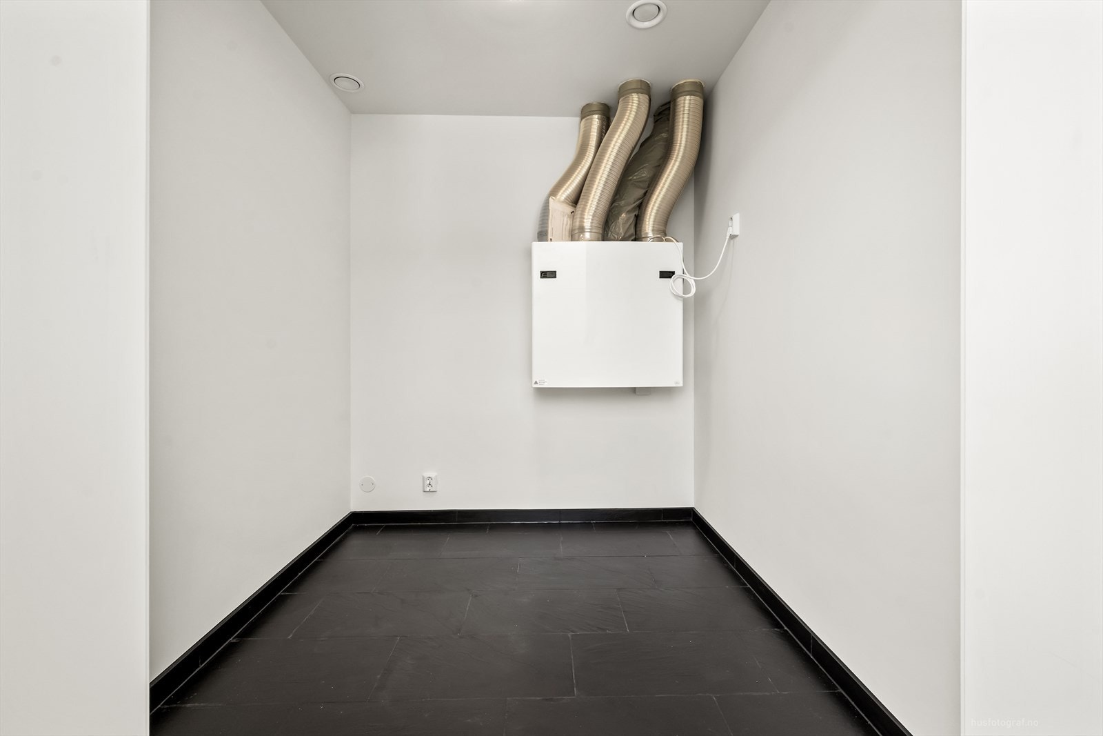 Boligens nye, balanserte ventilasjonsanlegg fra 2026 er plassert i den utvendige boden. Galleribilde