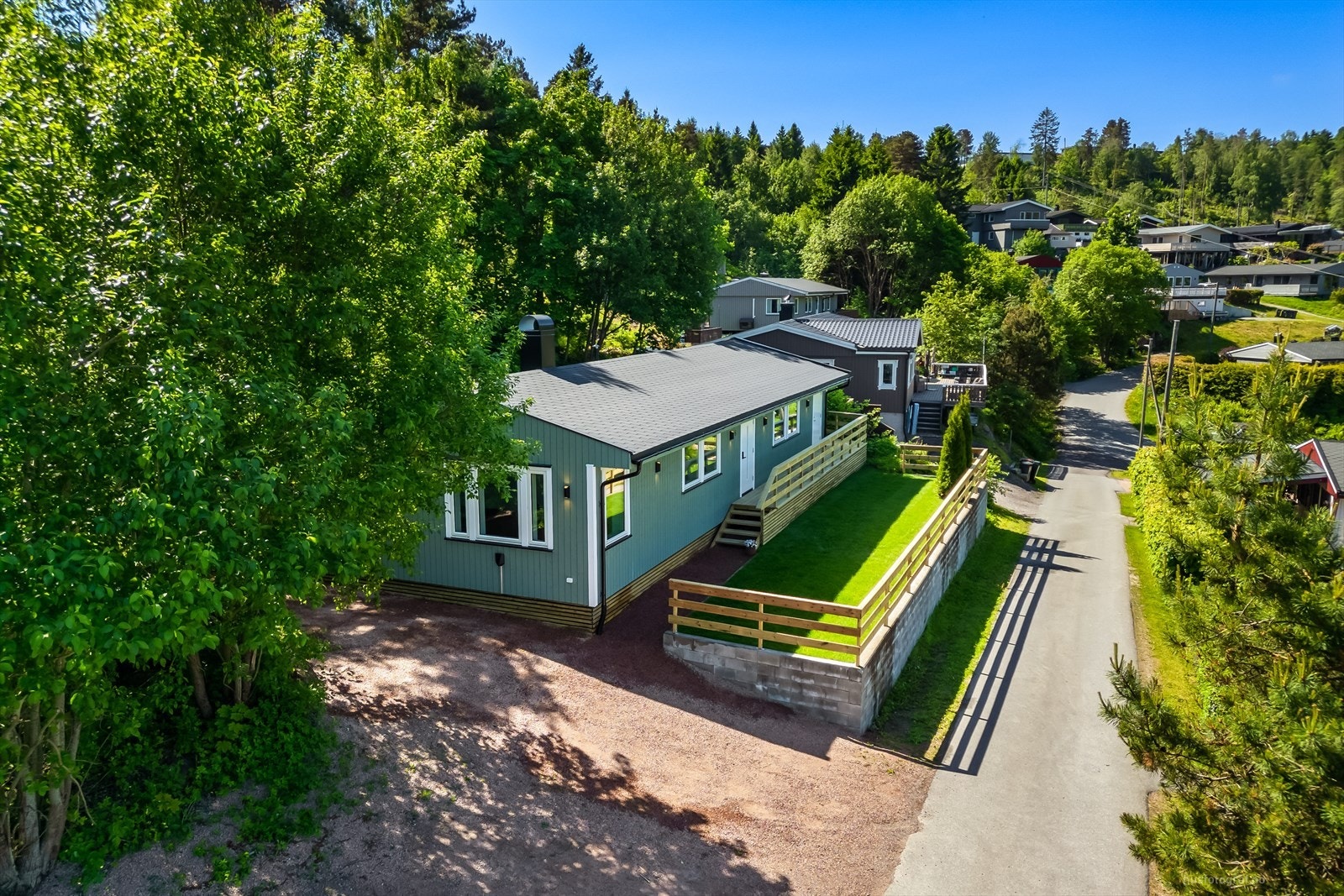 Eiendommen har en opparbeidet tomt med gruset gårdsplass og gressplen. Galleribilde
