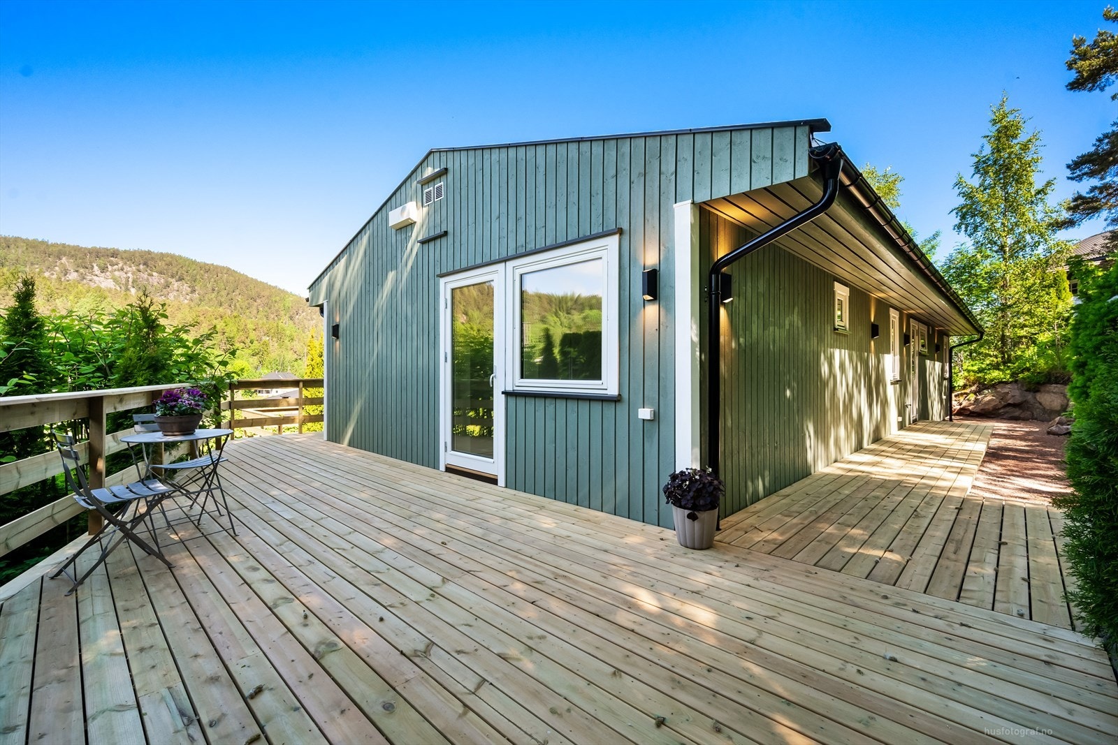 Eneboligen er vesentlig oppgradert i 2025-2026, med blant annet ny kledning, etterisolering og en ny, stor terrasse på 45 m². Galleribilde