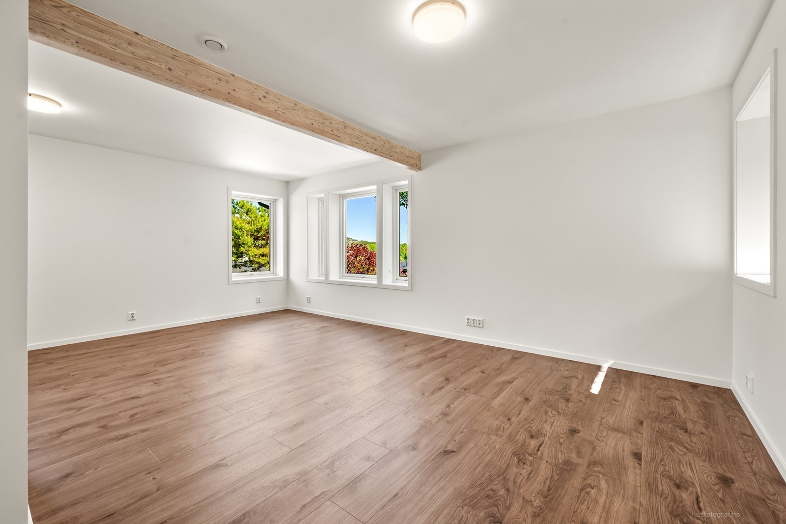 Stuen har en gjennomgående standard med laminatgulv og malte, slette flater. Takhøyden er målt til ca. 2,38 meter. Galleribilde