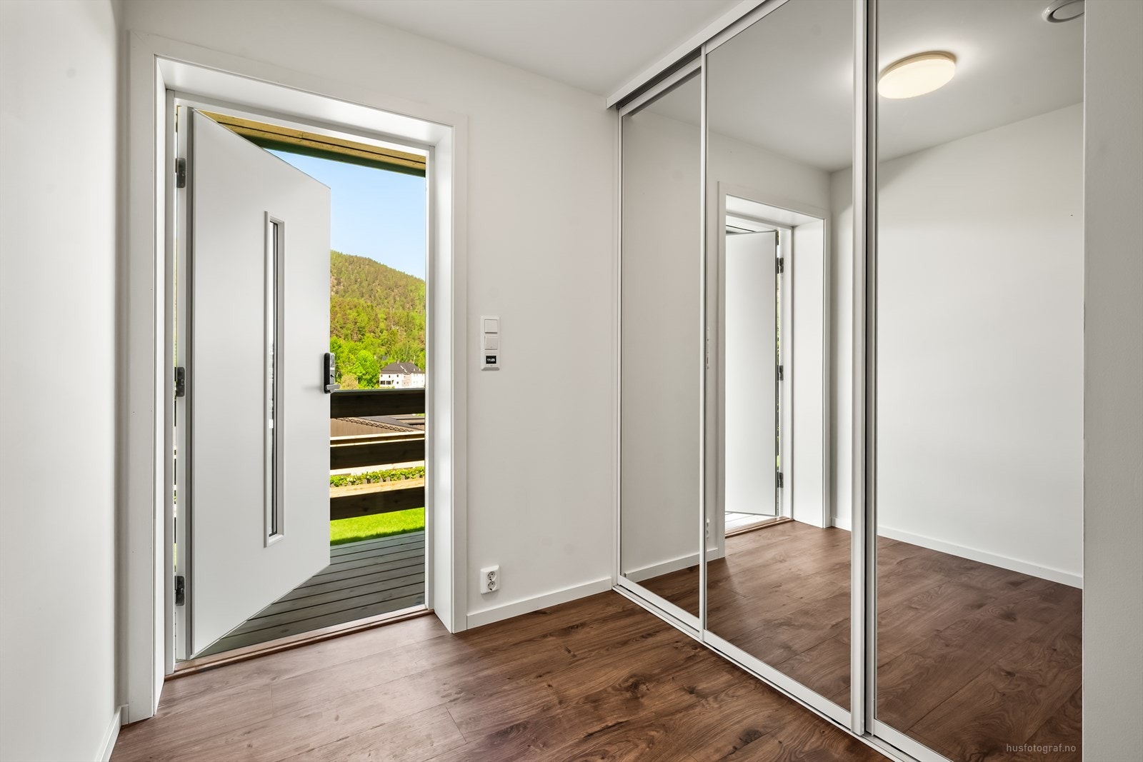 Entréen har varmefolie i gulvet og en romslig skyvedørsgarderobe med speilfronter. Galleribilde